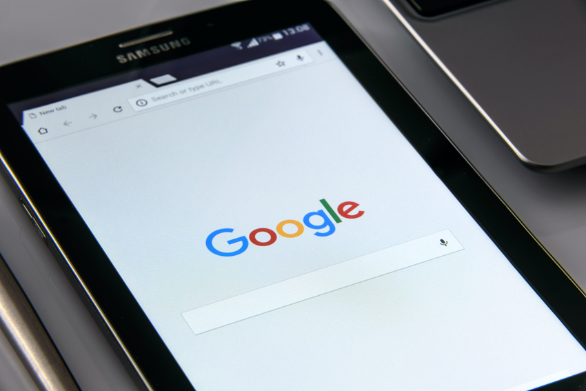 tablet con el buscador google abierto posicionado pagina web en google
