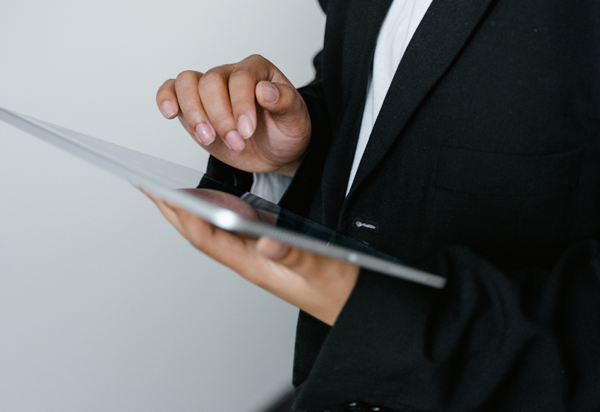mujer con una tablet analista seo
