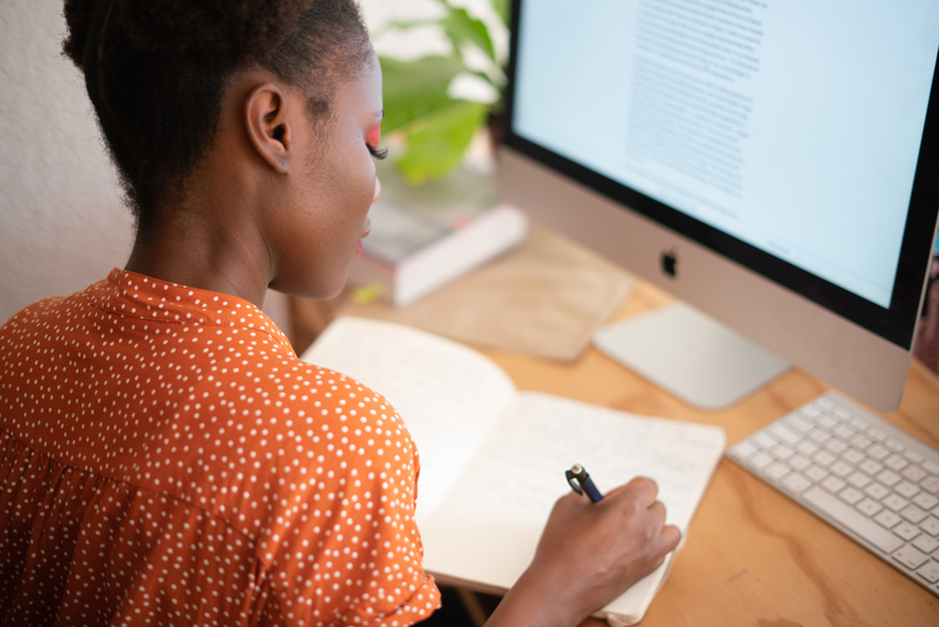 mujer escribiendo redactor seo