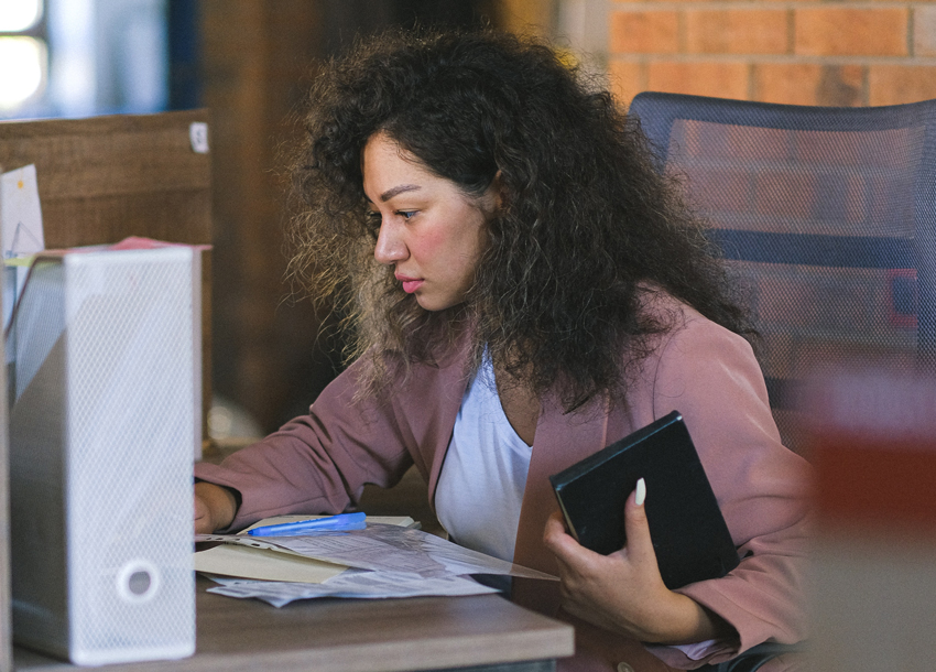 mujer trabajando analista seo que es